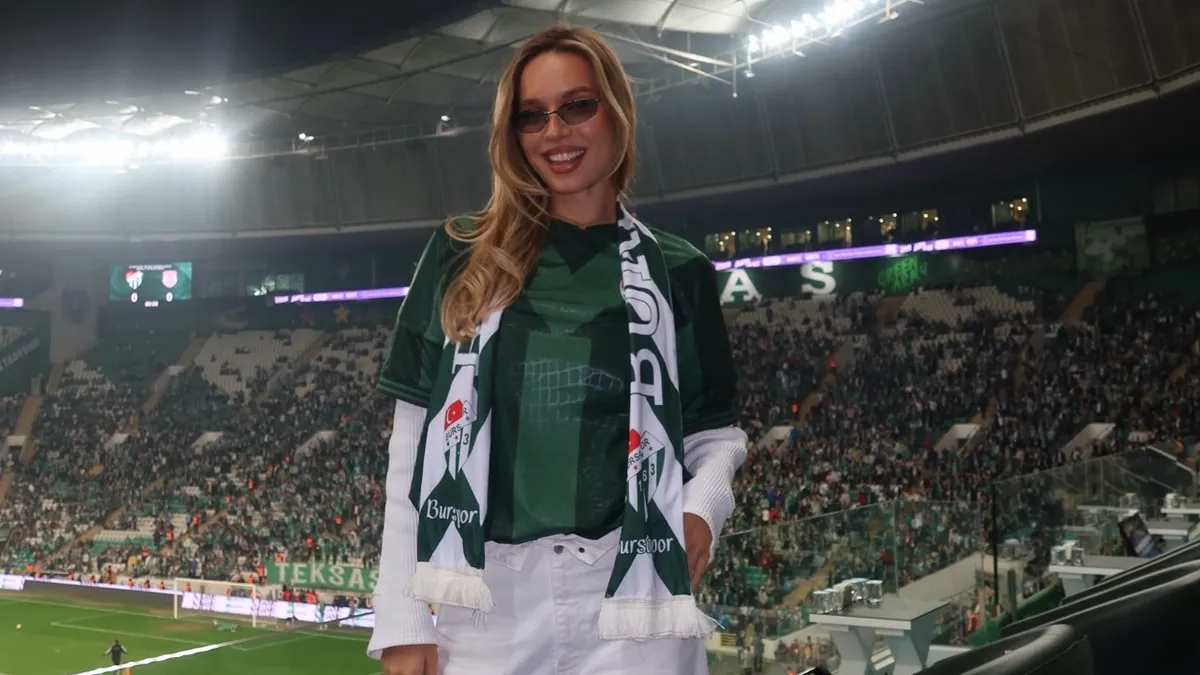 1792527921260.jpg 16 numaralı forması ve yeşil-beyaz atkısıyla tribündeki yerini aldı! DJ Mahmut Orhan ve sevgilisi maç izledi-6