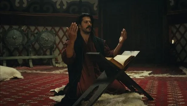 Osman Bey Kuran-ı Kerim okuyor! İşte geceye damgasını vuran dua sahnesi