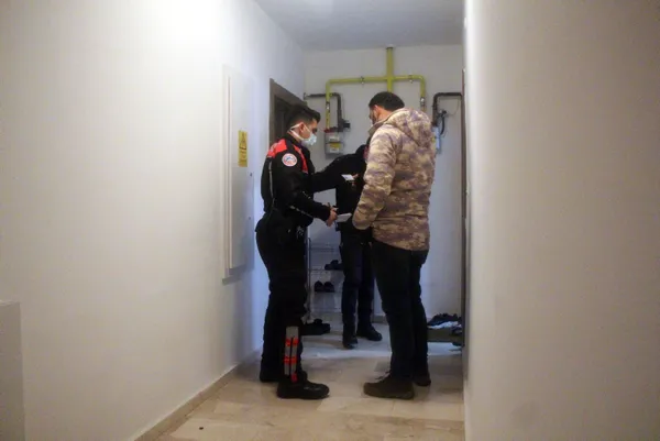 kiz-arkadasi-barismayi-reddetti-evinin-onunde-kendisini-vurdu-1616659416200.jpg Kız arkadaşı barışmayı reddetti! Evinin önünde kendisini vurdu-5