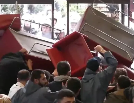 Yaktılar yıktılar yırttılar... CHP binasının hücre katında neler oldu | Özel’in kendini kilitlediği 12. katta yaşananlar