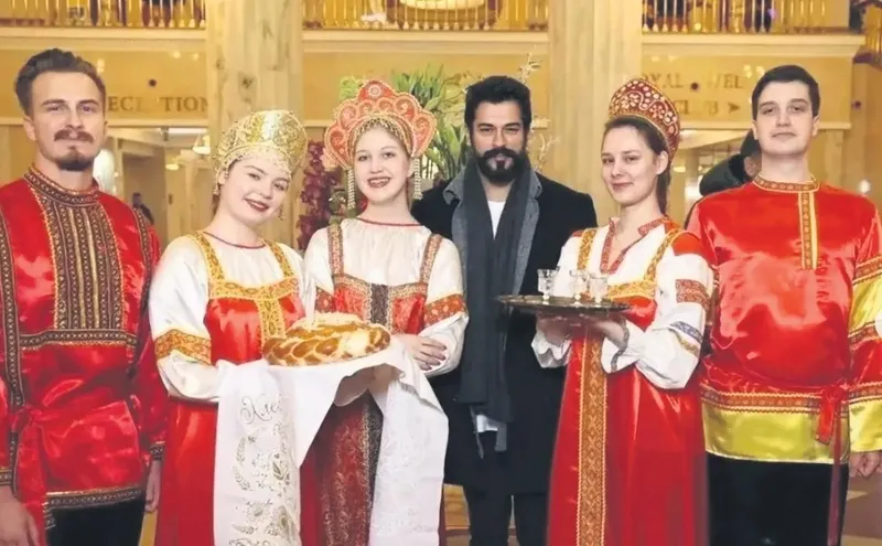 burak-ozcivit-moskovada-firtinalar-estirdi-onu-gormek-icin-16-bin-tlyi-gozden-cikardilar-1708673334223.jpg Burak Özçivit Moskova’da fırtınalar estirdi! Onu görmek için 16 bin TL’yi gözden çıkardılar!-4