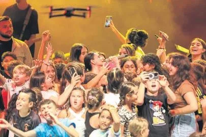 yildiz-tilbe-sahnede-oyle-bir-sey-yapti-ki-hayranlari-alkis-yagmuruna-tuttu-1692050640538.jpeg Yıldız Tilbe sahnede öyle bir şey yaptı ki! Hayranları alkış yağmuruna tuttu-3