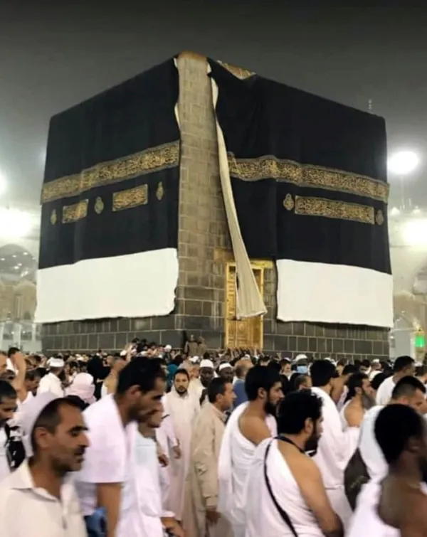 Mekke'de şiddetli fırtına ve yağmur nedeniyle Kabe'nin örtüsü açıldı!-1