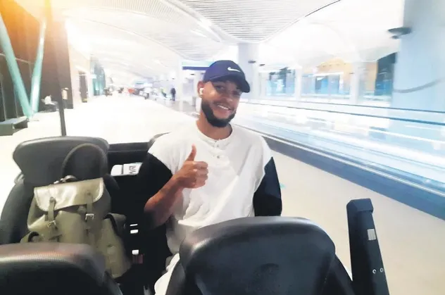 Fenerbahçe'nin yeni transferi Joshua King imza için İstanbul'a geldi