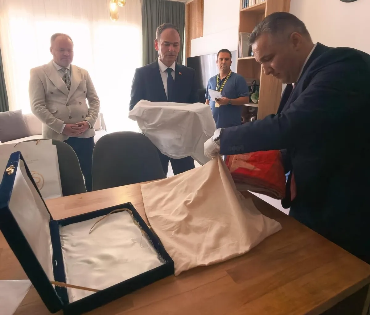 1785591067170.jpeg Kıbrıs Barış Harekatı’nın tarihi bayrağı restorasyona alındı-3