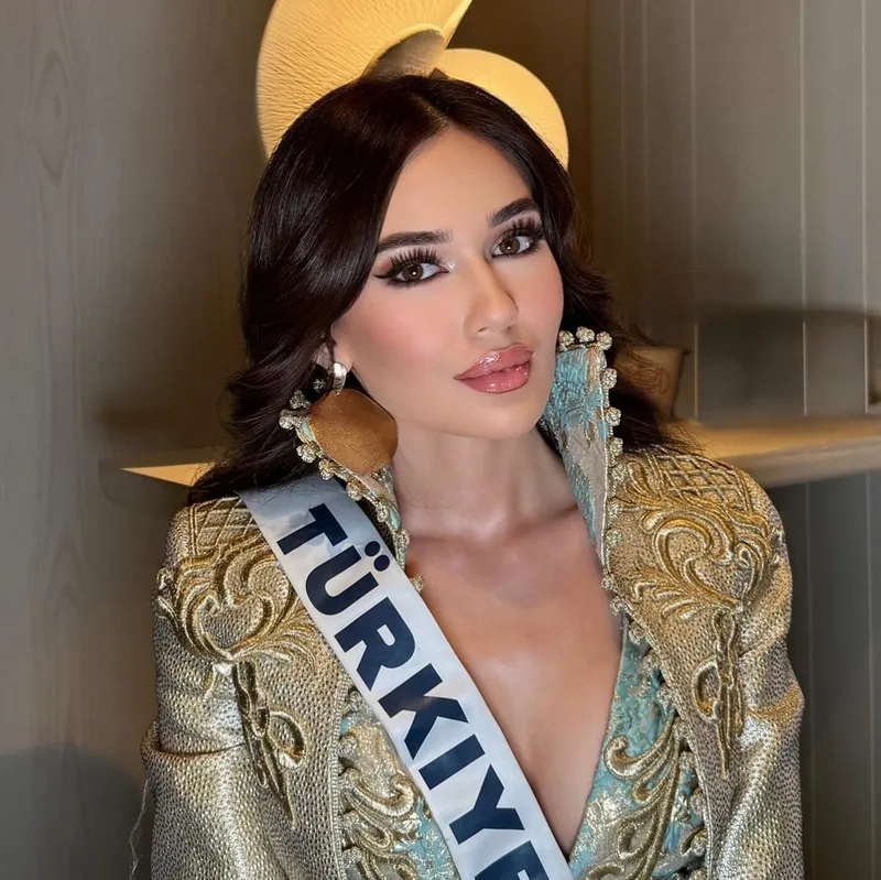 miss-universe-turkiye-adayi-ceren-arslan-turk-bayragini-istedi-guvenlik-izin-vermedi-1763644357110.jpg Kaynak: Sosyal medya