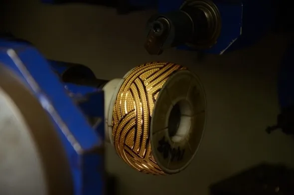 kulce-altinin-18-22-ayar-bilezige-uzanan-seruveni-bakin-ustalar-altini-adan-zye-nasil-hazirliyorlar-1701941608459.jpg Ham altının 18-22 ayar bileziğe uzanan macerası! Bakın ustalar altını tepeden tırnağa nasıl hazırlıyor-4