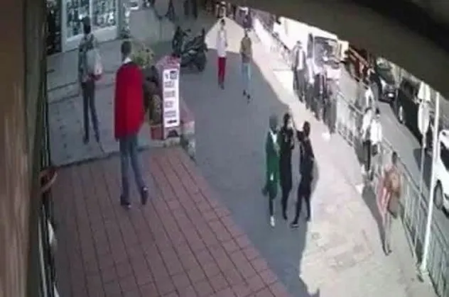 Karaköy'de başörtülü kızlara saldıran zanlıdan akılalmaz savunma