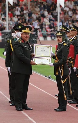 Kara Harp Okulu tarihinin ilk başörtülü öğrencisi Teğmen Müberra Öztürk diplomasını Genelkurmay Başkanının elinden aldı