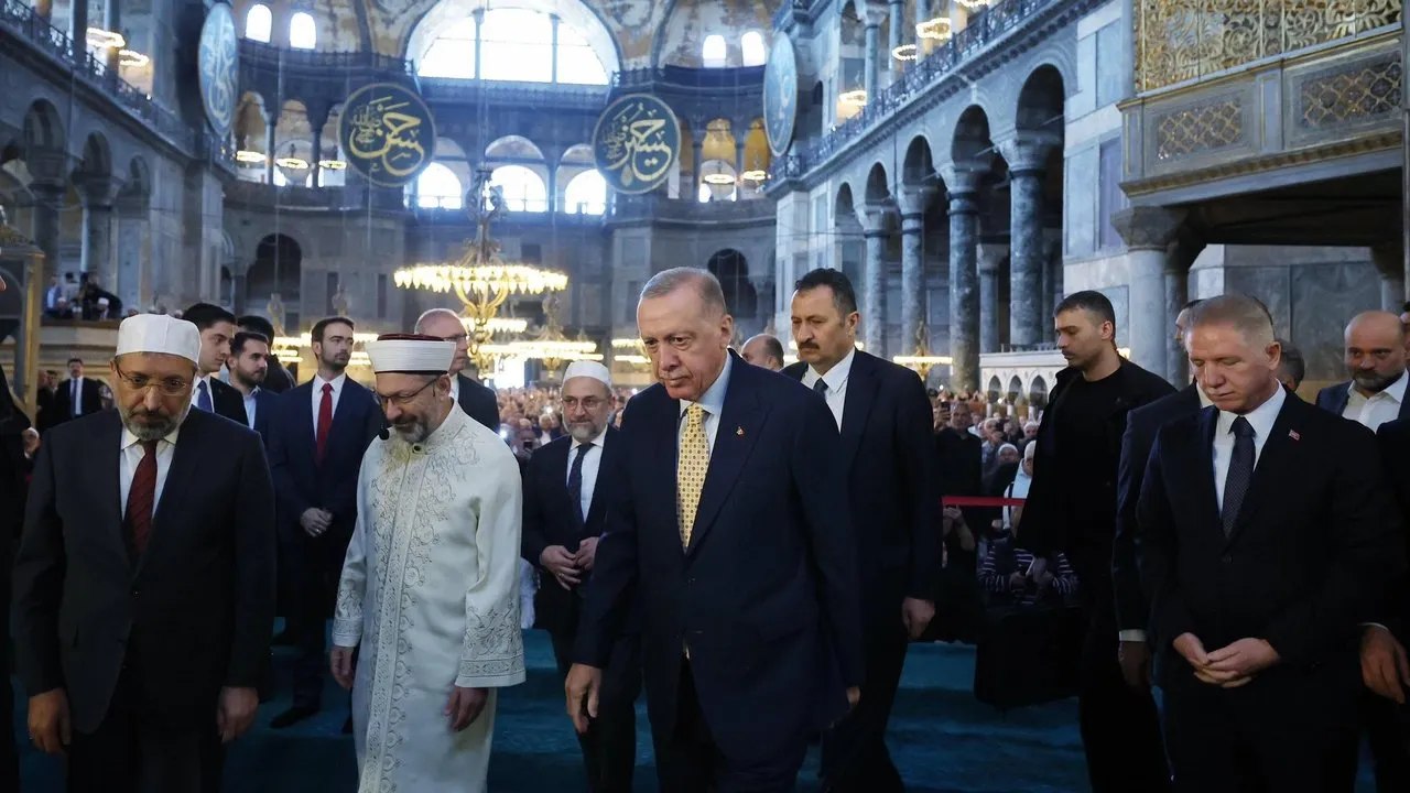 Başkan Erdoğan’dan Ayasofya’da Leyle-i Kadir duası: Gazze’de zulüm son bulsun | Mukaddes Emanetler Dairesi’ne özel hediye