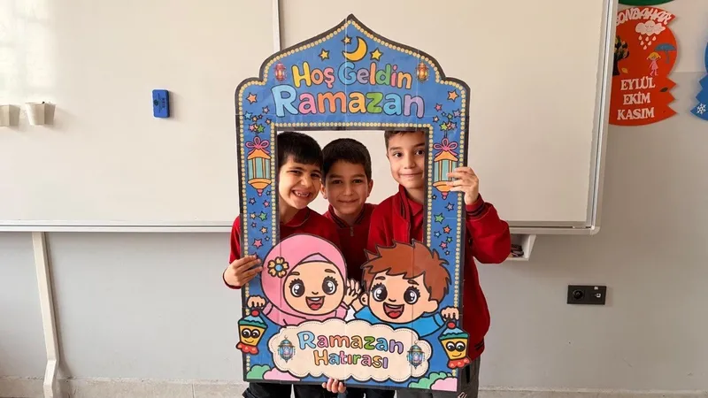 Maarifin Kalbinde Ramazan: Öğrenciler davul çalıp mani okudu koridorlar hilal ve yıldız figürleriyle süslendi-8
