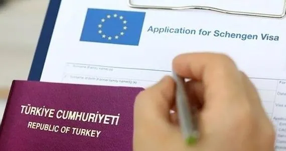 schengen-vizesi-dolandiricilari-is-basinda-25-bin-dolarini-kaptirdi-kafede-boyle-yakalandi-1691506859731.jpeg 'Schengen vizesi' dolandırıcıları iş başında! 25 bin dolarını kaptırdı: Kafede böyle yakalandı-7