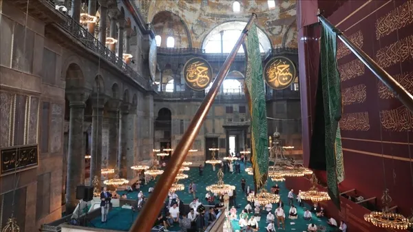 sozcunun-ayasofya-camiinin-acilisina-hakaret-eden-haberine-dava-acildi-6-aydan-1-yila-kadar-hapis-talebi-1622705339333.jpg Sözcü'nün Ayasofya Camii'ne hakaret eden haberine dava açıldı: 6 aydan 1 yıla kadar hapis talebi-2