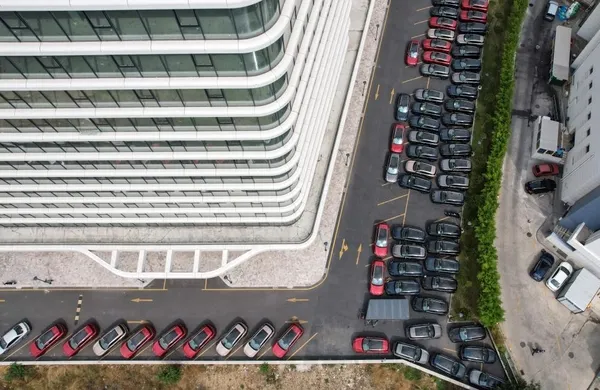 teslimat-icin-bekleyen-togglar-istanbula-siraya-dizildi-1692172755650.jpeg Teslimat için bekleyen Togg’lar İstanbul'a sıraya dizildi-5