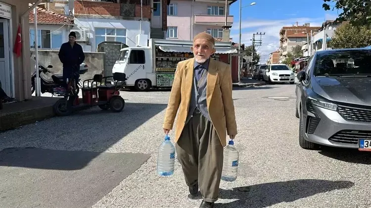 Edirne’de su kesintileri nedeniyle çeşme önlerinde kuyruk oluştu (DHA)