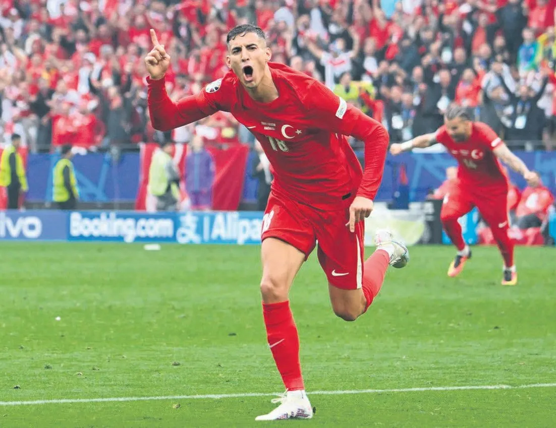 Mert Müldür’ü Ajax izliyor