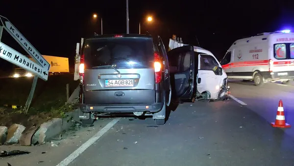 1638471351739.jpg Sakarya'da ticari araçla kamyonet çarpıştı! Yaralılar var-2