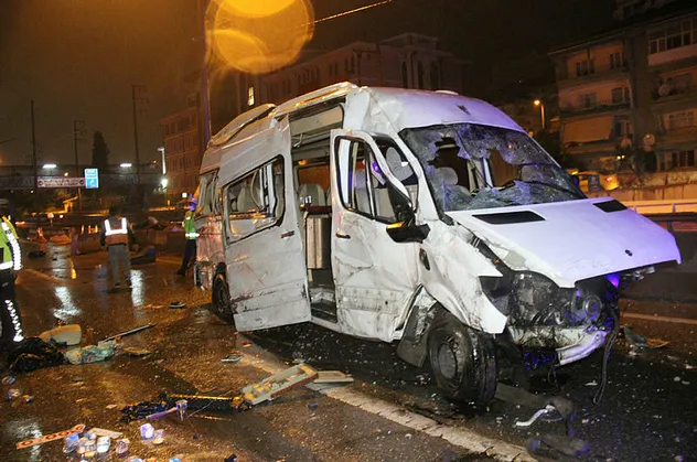 SON DAKİKA | Kocaeli'de korkunç kaza! Önce beton bariyerlere girdi, ardından akaryakıt tankeri çarptı