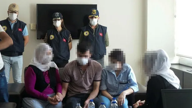 Mersin'de ikna yoluyla teslim olan terör örgütü PKK üyesi, ailesiyle buluşturuldu-2