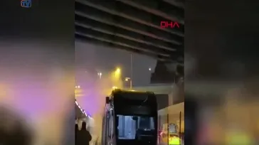 Metrobüste korkutan yangın!