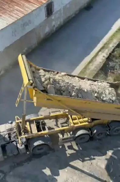 1634459737443.jpg İstanbul'da kaçak hafriyat skandalı! Güpegündüz boş arsaya döküm yapıp kaçtılar-3