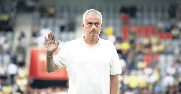 Jose Mourinho: Okan Buruk sahaya giriyor, ben kart görüyorum
