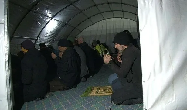 mirac-kandilinde-eller-semaya-depremzedeler-icin-acildi-1676664318648.jpeg Deprem bölgesinde Miraç Kandili! Çadır mescitlerde eller semaya açıldı-2