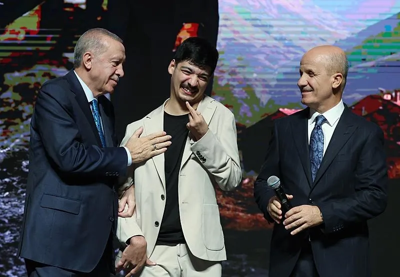 Başkan Recep Tayyip Erdoğan, Beştepe Millet Kongre ve Kültür Merkezi'nde düzenlenen ''2024-2025 Yükseköğretim Akademik Yılı Açılış Töreni''ne katıldı. Cumhurbaşkanı Erdoğan, yapay zekayla oluşturduğu bir eserini kendine takdim eden engelli öğrenci Mertcan Altun ile sohbet etti. (AA)