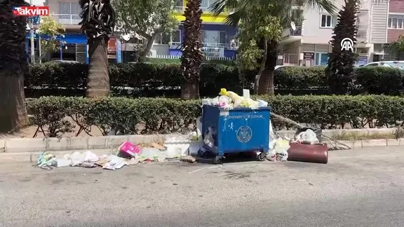 İzmir'de sokaklar yeniden çöplüğe döndü!
