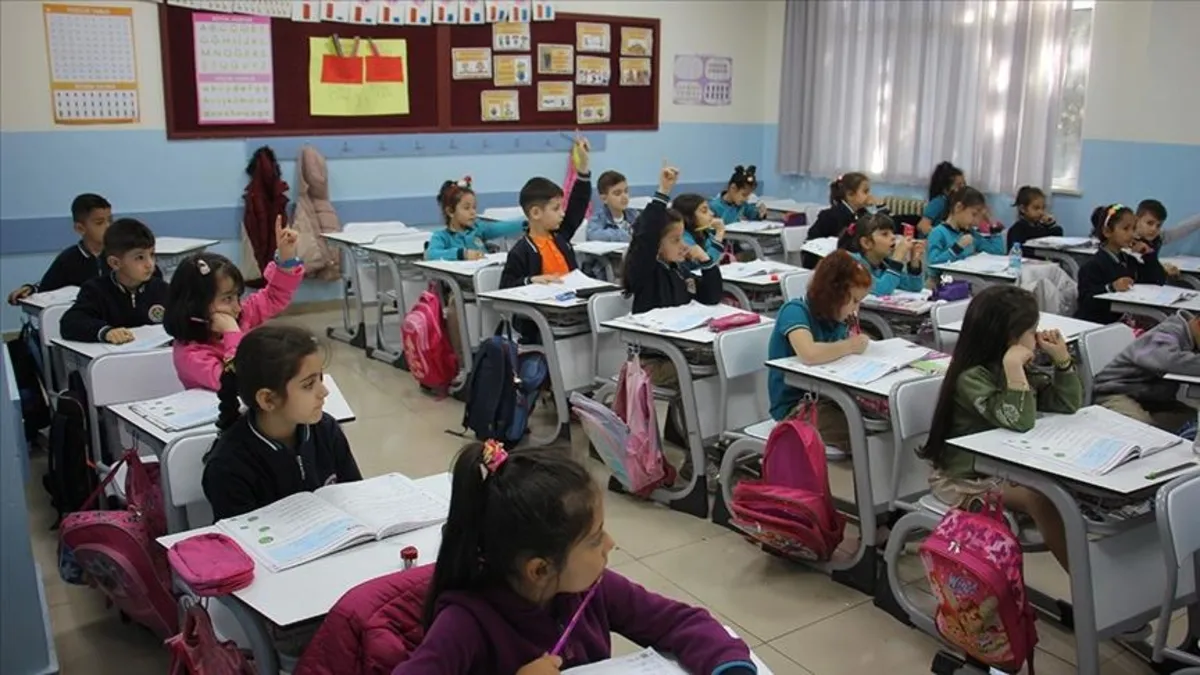 Resmi Gazete'de yayımlandı! Okullarda kıyafet serbestliği kaldırıldı: Sade ve kullanışlı olacak