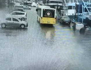 İETT otobüsü dev dalgaların arasında kaldı camları kırıldı