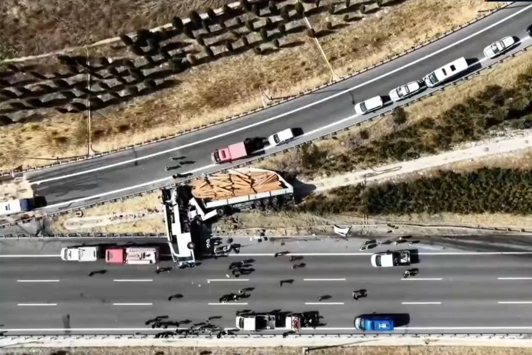 manisanin-akhisar-ilcesinde-tur-otobusu-ile-cekici-kazasi-11-olu-27-yarali-1791715789184.jpg Manisa'nın Akhisar ilçesinde tur otobüsü ile TIR kamyonu kazası-11