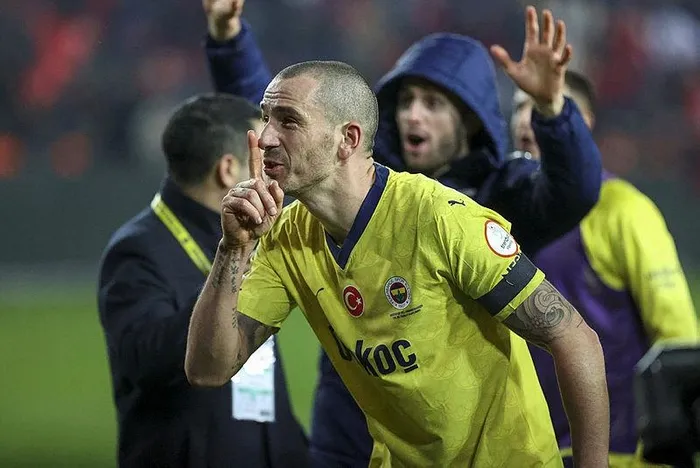 fenerbahce-teknik-direktoru-ismail-kartal-tarih-yazmaya-devam-ediyor-ismail-kartal-3-puana-abone-1705271740329.jpeg Fenerbahçe teknik Direktörü İsmail Kartal tarih yazmaya devam ediyor! İsmail Kartal 3 puana abone...-2