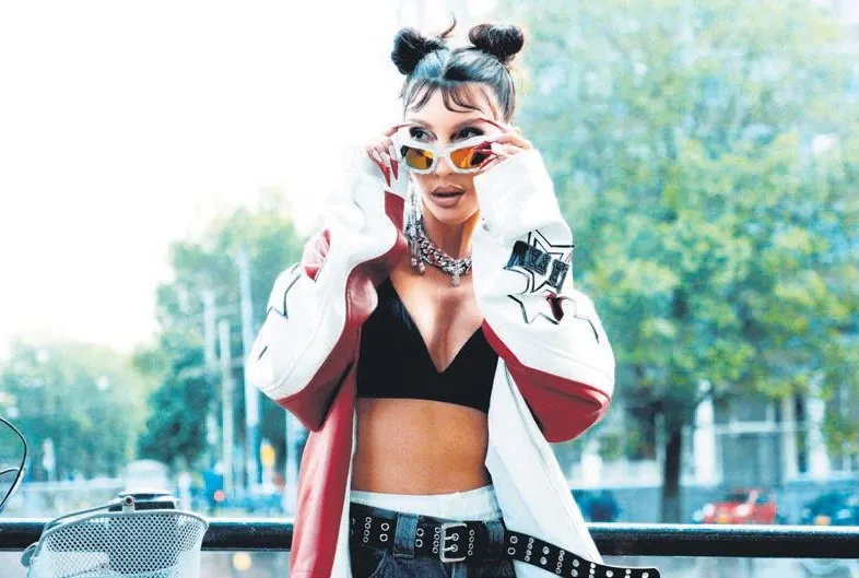 Hande Yener’den Avrupa işi klip!