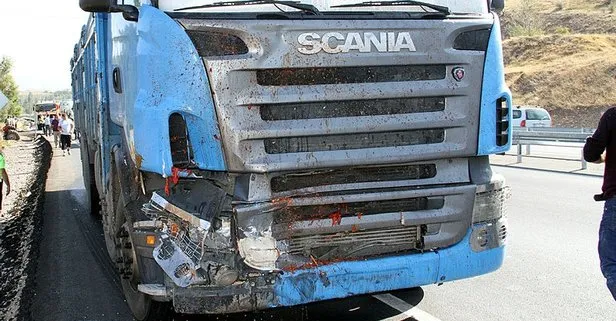 Sivas’ta ikiye bölünen traktördeki baba ve oğlu ağır yaralandı