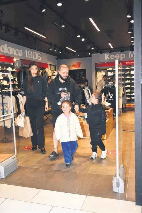 1682017513150.jpeg Kara 'Sevda': Güzel oyuncu Sevda Erginci siyahlara büründü!-4