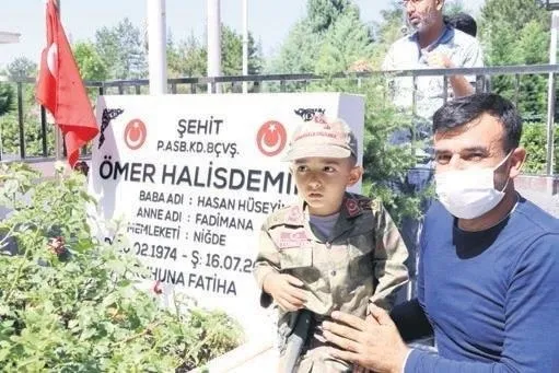 kahramanin-ismiyle-yasatiliyor-omer-halisdemirin-ismi-binlerce-cocuga-verildi-1657173714545.jpeg Kahramanın ismiyle yaşatılıyor! Ömer Halisdemir'in ismi binlerce çocuğa verildi-3