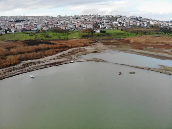 son-dakika-istanbulda-barajlardaki-su-orani-son-10-yilin-en-kotu-seviyesine-inerken-buyukcekmece-golunde-doluluk-orani-yuzde-16ya-dustu-1607669057198.jpg SON DAKİKA: İstanbul'da barajlardaki su oranı son 10 yılın en kötü seviyesine inerken Büyükçekmece Gölü'nde doluluk oranı yüzde 16'ya düştü-9