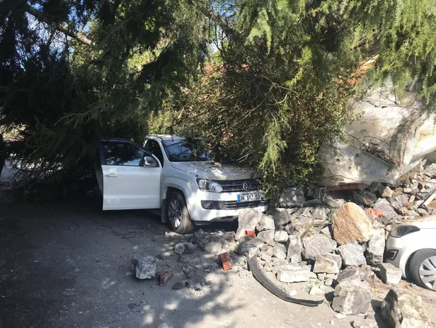 Beykoz'da istinat duvarı çöktü! Araçlar altında kaldı-5