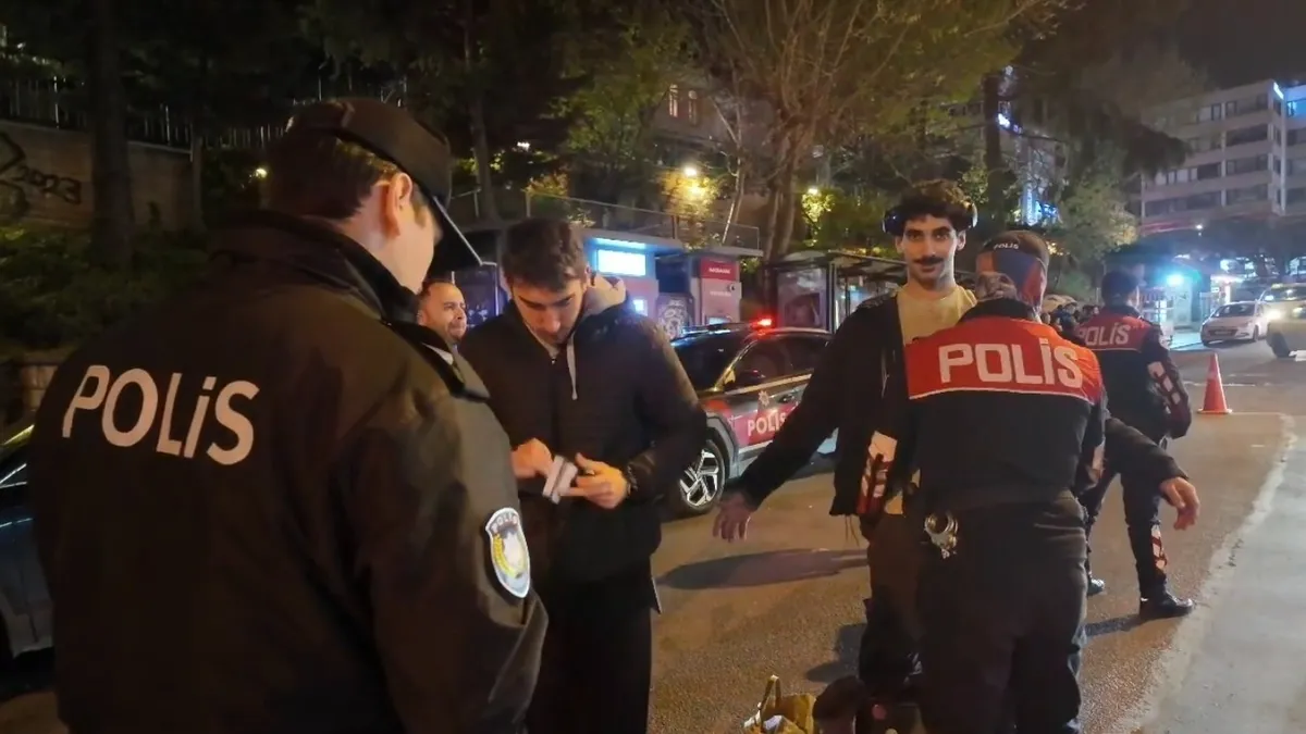 İstanbul'da 'Huzur İstanbul' Operasyonu: Kadıköy'de Helikopter Destekli Denetimler Gerçekleştirildi