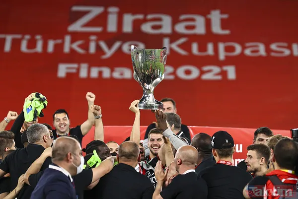 Ziraat Türkiye Kupası'nı kazanan Beşiktaş kupayı kaldırdı! İşte kutlamalardan kareler... - 21