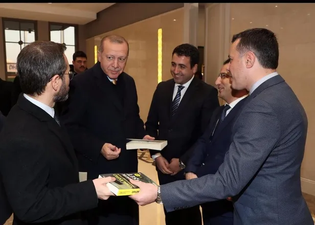 Cumhurbaşkanı Erdoğan ‘Diplomatik Vahşet’ kitabını inceledi-3