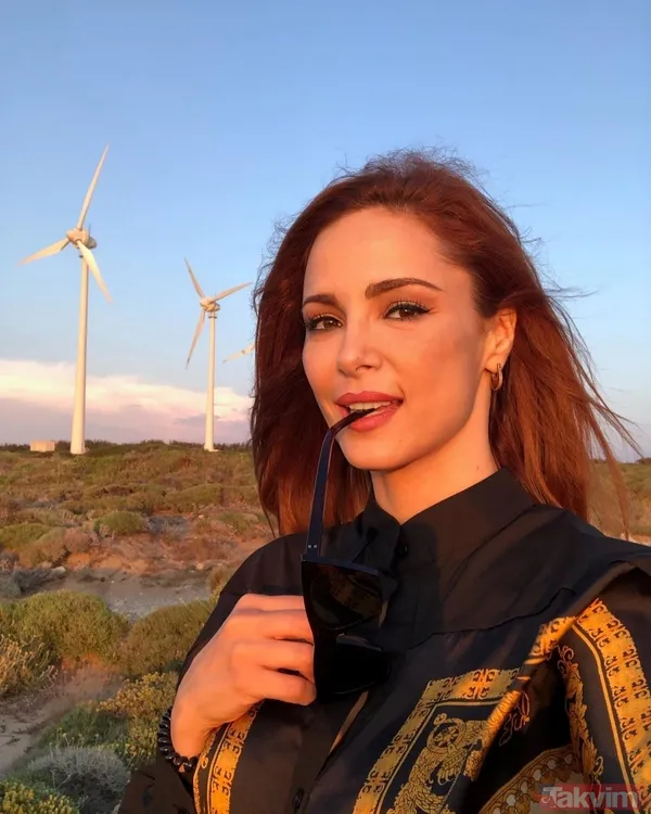 43 yaşındaki Mine Tugay 20’lik genç kızlara meydan okudu! Gören dönüp bir daha baktı! Mini elbisesiyle öyle pozlar verdi ki... - 2