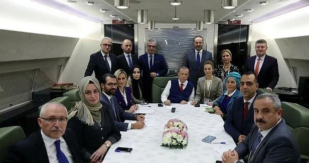 baskan-erdogan-harekat-merkezindeki-bakan-akar-ile-telefonda-goruserek-vurulan-hedefler-hakkinda-bilgi-aldi-1669061270860.jpeg
