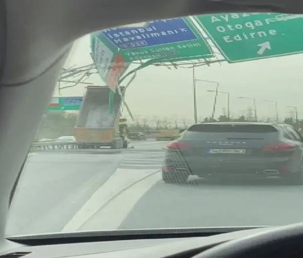 Son dakika: Seyrantepe'de damperi açık hafriyat kamyonu yön tabelasına çarptı trafik kilitlendi-2