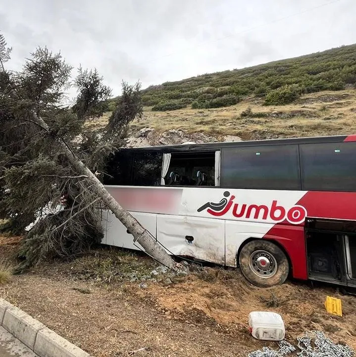 Otobüs ağaca çarptı!