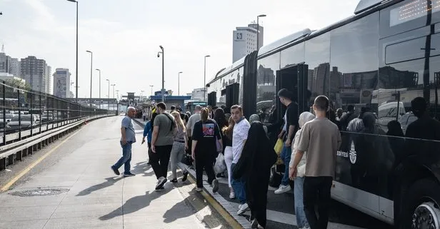 Tabana kuvvet İstanbul! Zeytinburnu’nda metrobüs arızası! | Mağdur olan yolcular durağa yürüdü