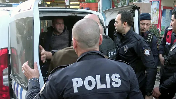 Antalya'nın Konyaaltı ilçesinde "Koronalıyım" diyip polise tüküren kişi tutuklandı-3