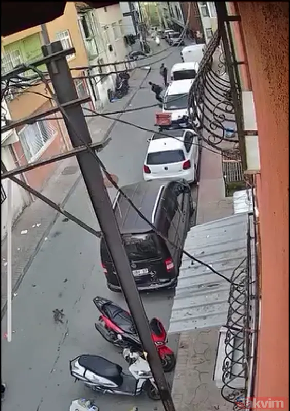 Beyoğlu'nda dehşet görüntüleri: Ortaokul öğrencisi arkadaşını boynundan bıçakladı - 2