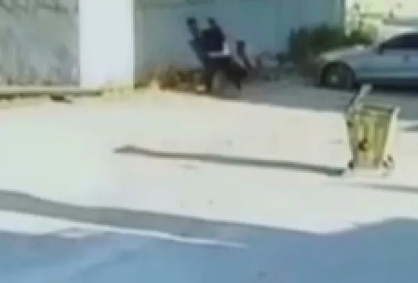 kiz-kardesinin-videosunda-gordugu-liseli-ogrenciyi-tekme-tokat-dovdu-1631716275069.jpg Kız kardeşinin videosunda gördüğü liseli öğrenciyi tekme tokat dövdü-4